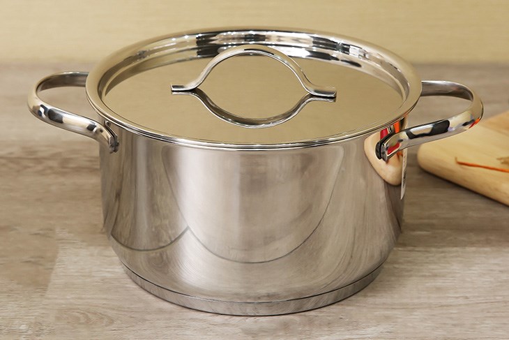 Nồi inox 304 3 đáy nắp inox 20 cm Fivestar N20-304OV cho phép người dùng thoải mái nấu trên nhiều loại bếp, đặc biệt là bếp từ