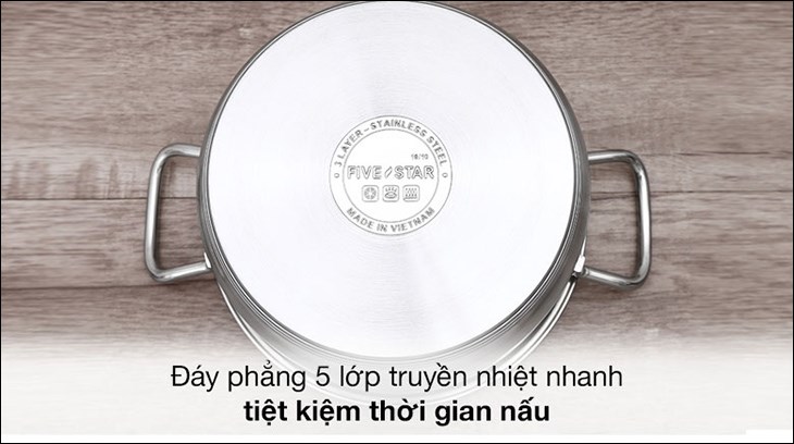 Với phần đế bằng phẳng, nồi inox 5 đáy nắp kính 20 cm Fivestar N20-5DG 304 có thể làm chín thức ăn nhanh chóng nhờ truyền nhiệt tốt
