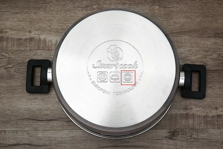 Nồi lẩu inox 3 đáy nắp kính 26 cm Smartcook SM-3791 có ký hiệu cho phép dùng trên bếp từ ở phần đáy