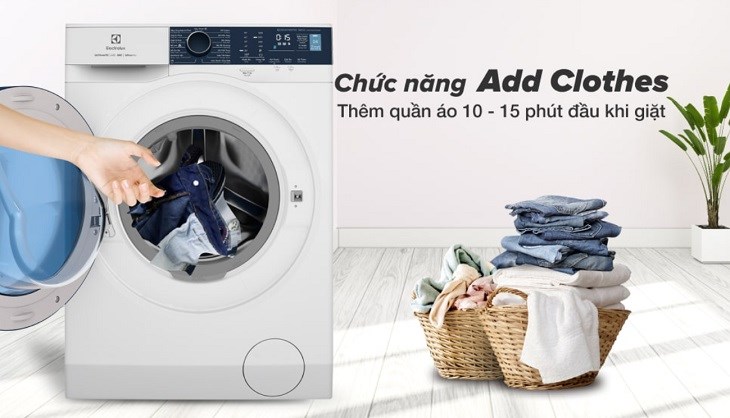 Người dùng có thể thêm quần áo vào máy giặt Electrolux Inverter 10 kg EWF1024P5WB dễ dàng khi máy đang hoạt động nhờ cửa phụ Add Clothes
