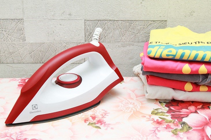 Bàn ủi khô Electrolux EDI1004 1300W có mẫu mã thanh lịch, thiết kế nhỏ gọn, công suất hoạt động cao