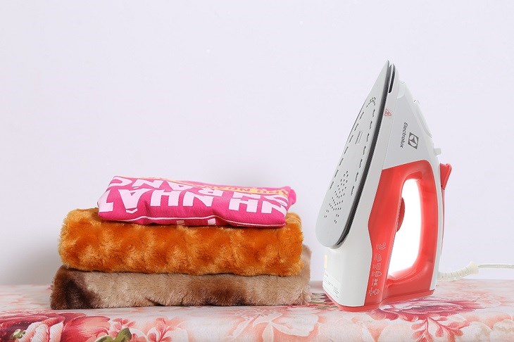 Bàn ủi hơi nước Electrolux ESI5116 1800W có mức giá chỉ 550.000 đồng (cập nhật tháng 6/2023, có thể thay đổi theo thời gian)