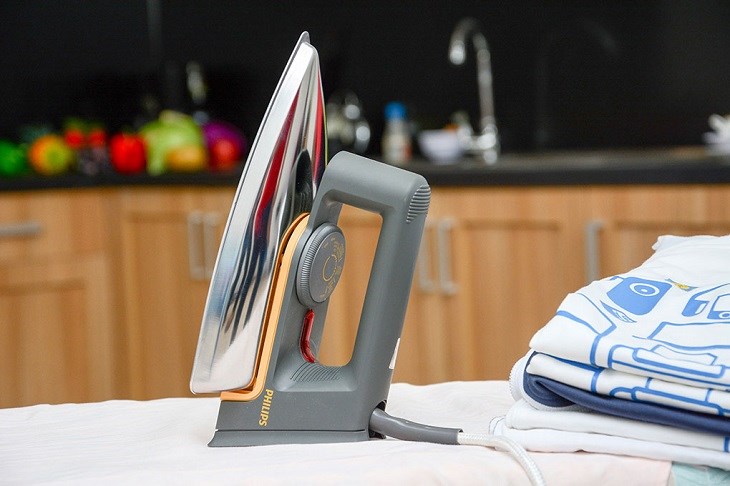 Bàn ủi khô Philips HD1172 1100W sở hữu thiết kế nhỏ gọn, dễ dàng sử dụng