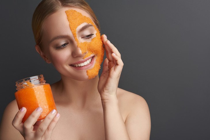 Đắp mặt nạ cà rốt giúp làm mờ các vết thâm, giảm mụn và giữ cho da mềm mại
