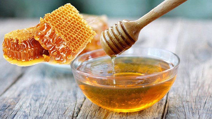 Mật ong có khả năng chống vi khuẩn, kháng viêm và làm lành các tổn thương do mụn gây ra