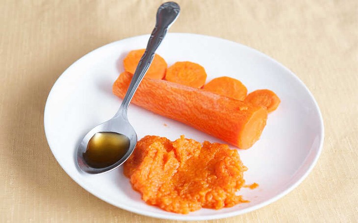 Cà rốt chứa nhiều vitamin A và các chất chống oxy hóa giúp giảm dầu thừa, làm sạch da và giảm viêm