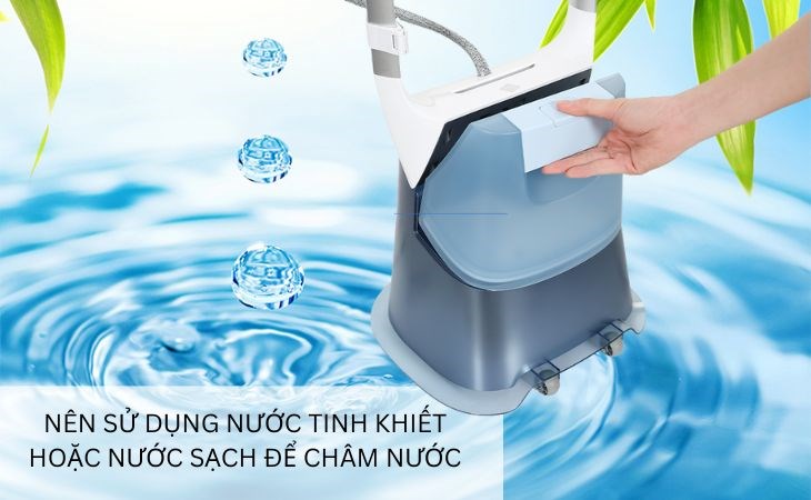 Sử dụng nước tinh khiết/nước sạch để châm vào bình chứa nước của bàn ủi hơi nước đứng Philips GC625/29