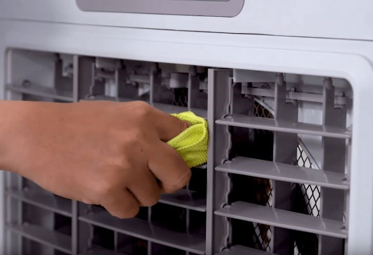 Khi vệ sinh quạt nên dùng bàn chải mềm, khăn sạch để loại bỏ bụi bẩn và mảng bám