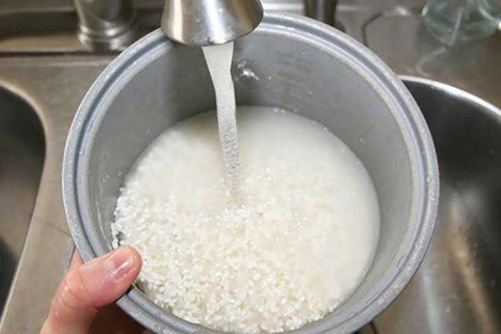 Vo gạo trực tiếp trong nồi khi nấu sẽ khiến gạo bám chặt vào đáy nồi, làm hỏng lớp chống dính