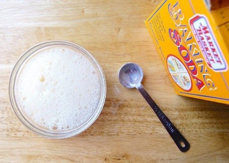 Bạn có thể vệ sinh các vết bám cứng đầu trên lò nướng thủy tinh bằng Baking Soda