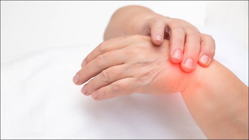 Sưng khớp xảy ra khi có dịch tích tụ nhiều trong bao khớp