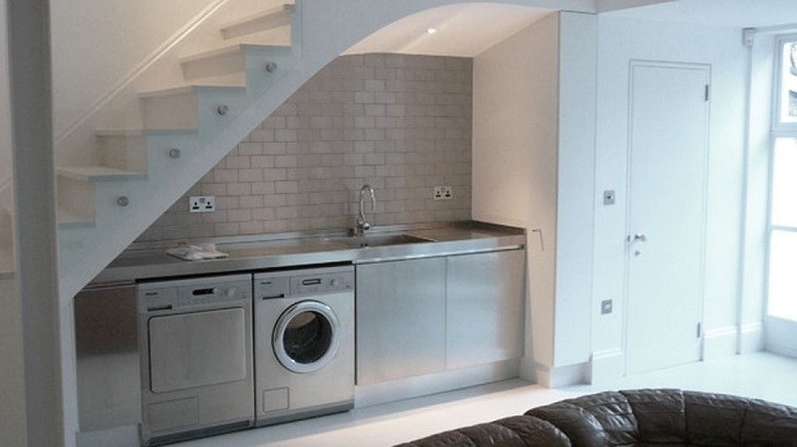Place the washing machine in the corner of the stairs