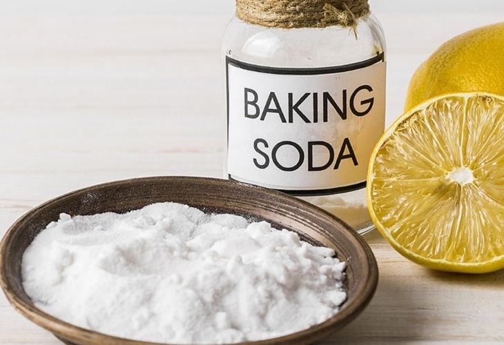 Pha loãng muối và baking soda sau đó tiến hành vệ sinh bếp bằng khăn mềm 