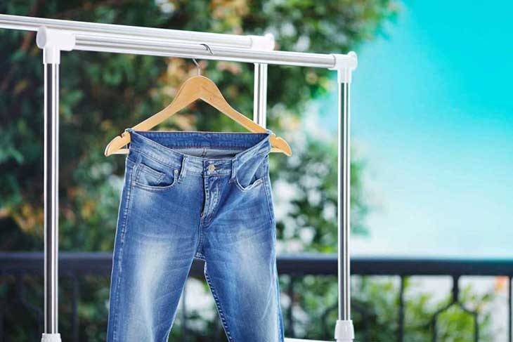 Không nên giặt quần jeans quá thường xuyên, hãy mặc ít nhất 2 lần rồi giặt