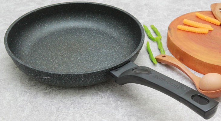 Chảo chống dính có giá bán đa dạng, phù hợp túi tiền của nhiều người