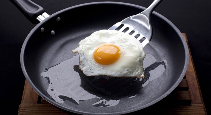 Sử dụng chảo chống dính giúp hạn chế được việc sử dụng quá nhiều dầu ăn, chất béo, bảo vệ sức khỏe cả gia đình