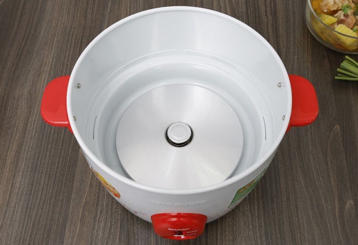 Nồi cơm điện nắp rời sử dụng mâm nhiệt lớn giúp cơm mau chín hơn