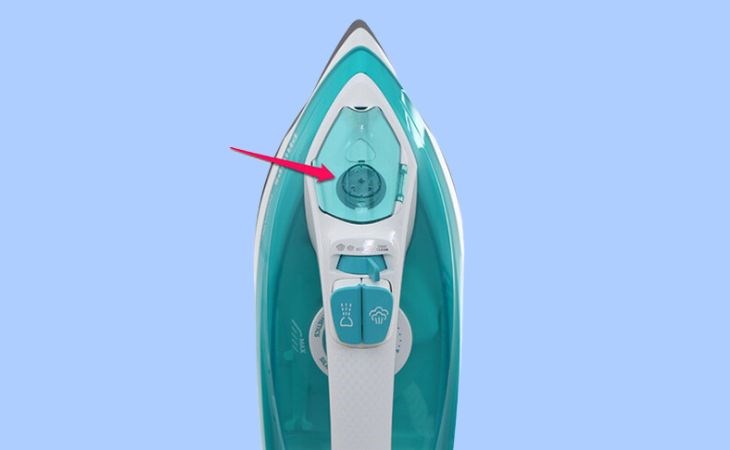 Bàn ủi hơi nước Philips GC2992 2300W có thiết kế miệng châm khá ngắn, cần đổ nước cẩn thận để không bị tràn