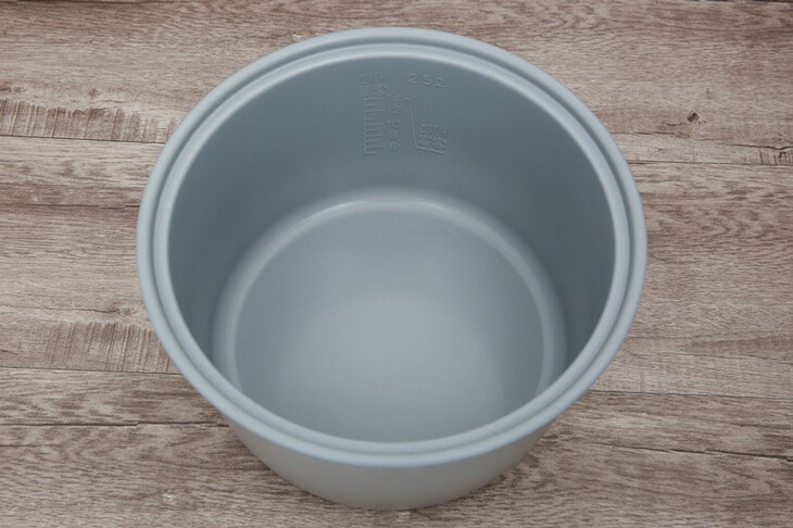 Nồi cơm điện Cuckoo 2.5 lít CR-1413 được làm từ hợp kim nhôm tráng men chống dính, đảm bảo an toàn với sức khỏe