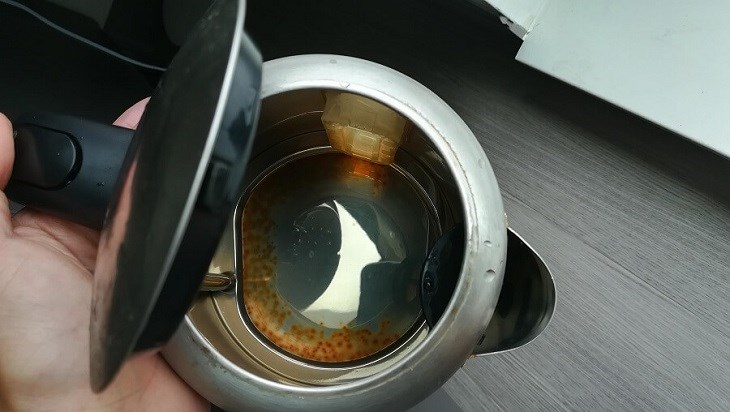 Ấm siêu tốc bị gỉ sét là tình trạng thường gặp khi đã sử dụng ấm lâu năm 