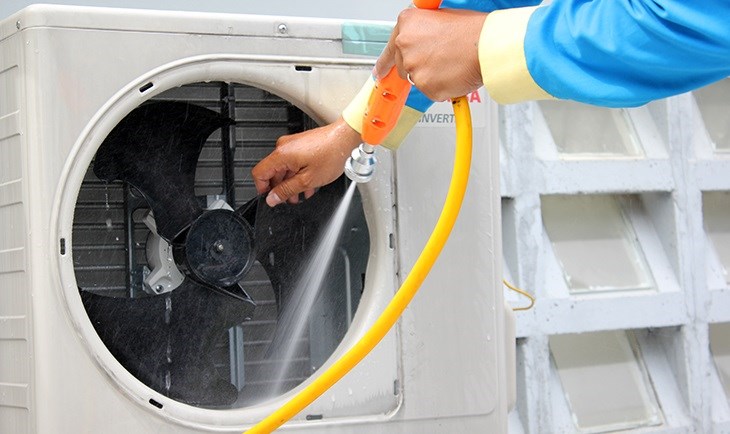 Vệ sinh máy lạnh định kỳ 3 - 4 tháng/lần để đảm bảo chất lượng và tuổi thọ cho máy