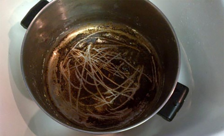 Thức ăn bị cháy dính ở đáy nồi chảo gây khó khăn trong quá trình vệ sinh