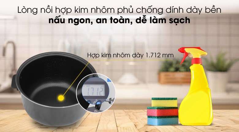 Không nên vệ sinh lòng nồi bằng miếng rửa kim loại mà ưu tiên chọn miếng bọt biển mềm để chùi rửa