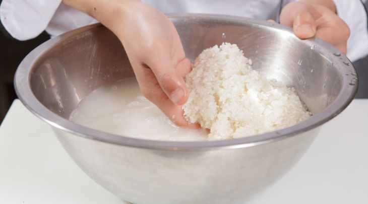Không nên vo gạo trực tiếp trong nồi để hạn chế bong tróc lớp chống dính