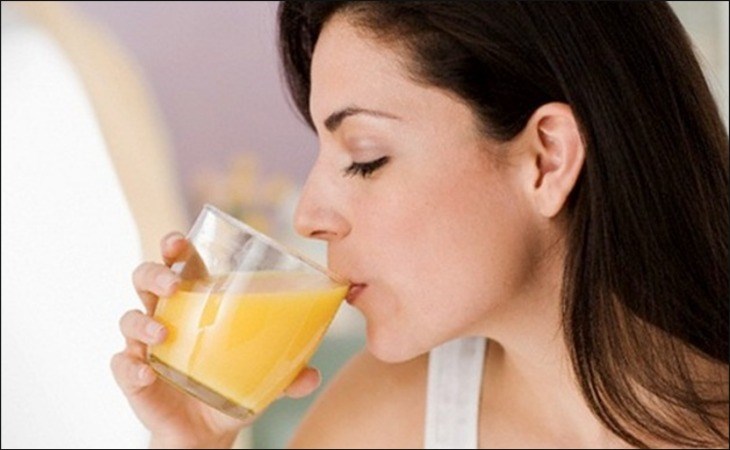 Uống nước ép giữa hai bữa ăn chính giúp cơ thể hấp thu các chất dinh dưỡng tốt hơn