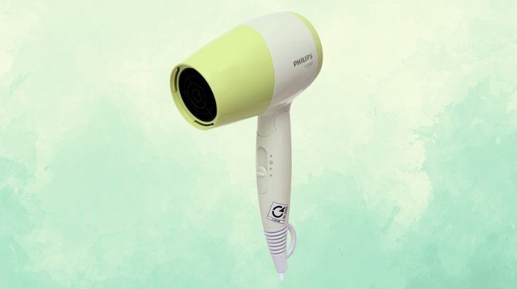 Khi sử dụng máy sấy tóc 1200W Philips BHC015 bạn nên để máy cách tóc khoảng 15 - 20cm