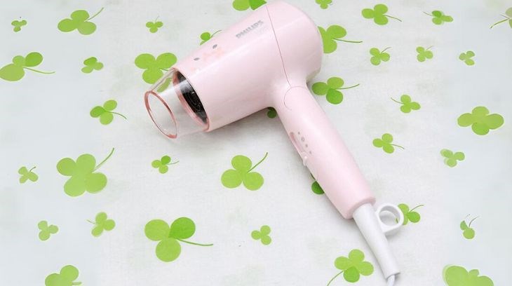 Máy sấy tóc 1200W Philips BHC010 sở hữu chế độ sấy bảo vệ tóc Thermoprotect giúp bạn sấy nhanh mà không làm hư tổn tóc