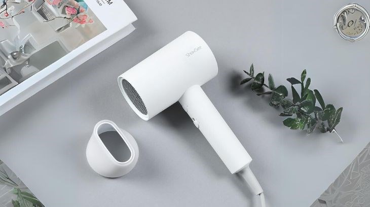 Máy sấy tóc 1800W Showsee A1-W sử dụng đầu sấy dẹp giúp sấy tóc nhanh chóng