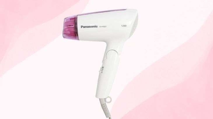 Khi sử dụng máy sấy tóc 1200W Panasonic ND21-P645 bạn nên cầm ở phần tay cầm để máy hoạt động hiệu quả
