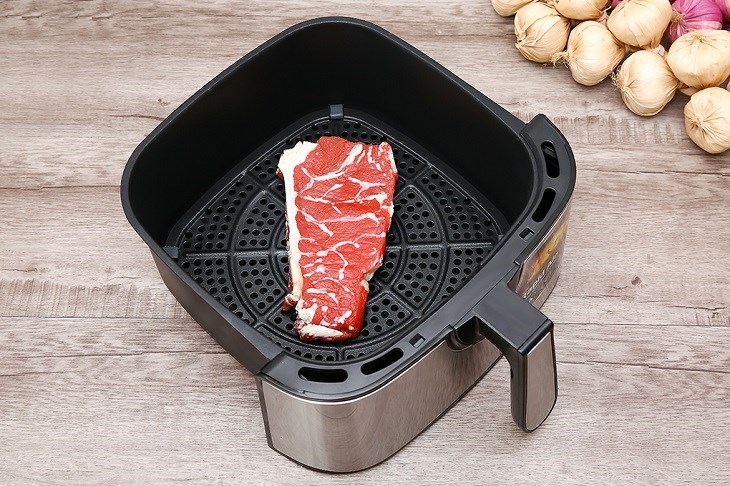 Nên làm ráo nước thực phẩm trước khi cho vào nồi chiên không dầu AVA KDF-593D 7.5 lít