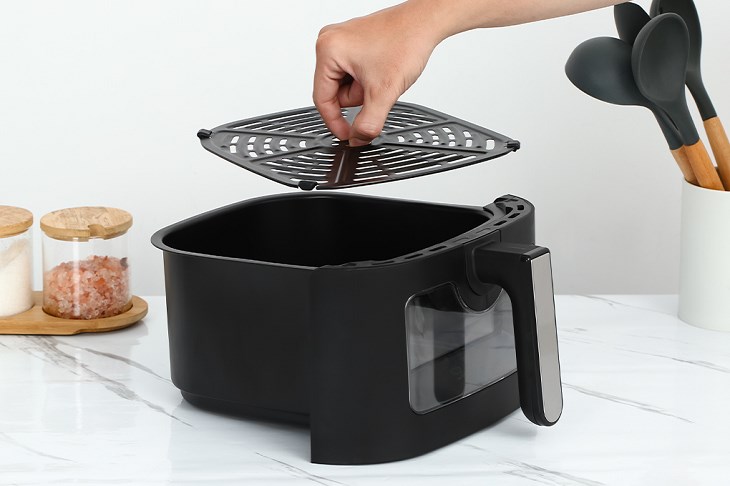 Tháo rời các bộ phận của nồi chiên không dầu Rapido SMART-7.0M 7 lít để vệ sinh trước khi sử dụng