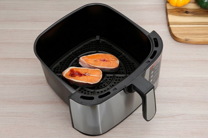 Nên cho lượng thực phẩm vừa đủ và phân bổ đồng đều vào nồi chiên không dầu Sunhouse SHD4035 9 lít