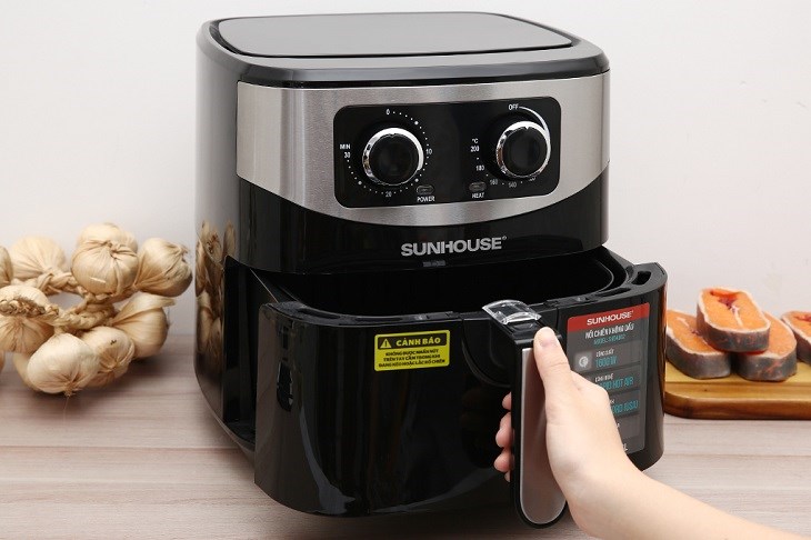 Nên đặt nồi chiên không dầu Sunhouse SHD4062 6 lít ở những vị trí an toàn, tránh xa tầm tay trẻ em