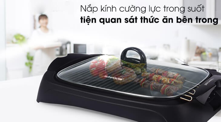 Bếp nướng điện Sunhouse SHD4602 được trang bị nắp kính cường lực trong suốt giúp bạn tiện quan sát thức ăn bên trong