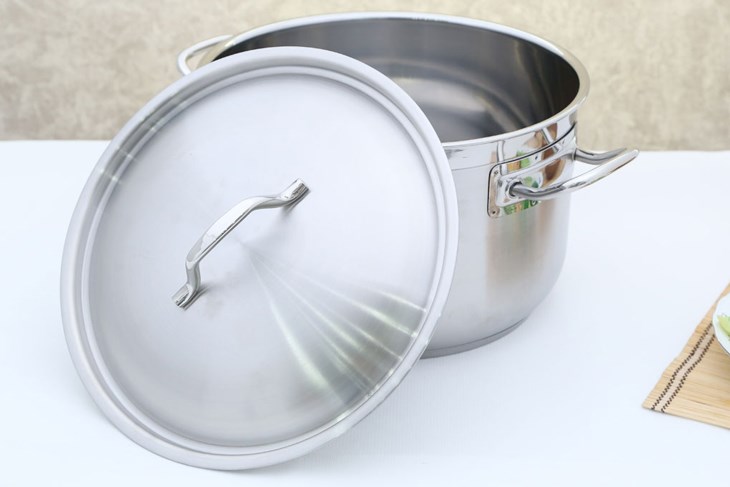 Nồi inox 3 đáy nắp inox 30 cm Fivestar N30-3D được làm từ chất liệu inox 430 sáng bóng, bền tốt, an toàn sức khỏe người dùng