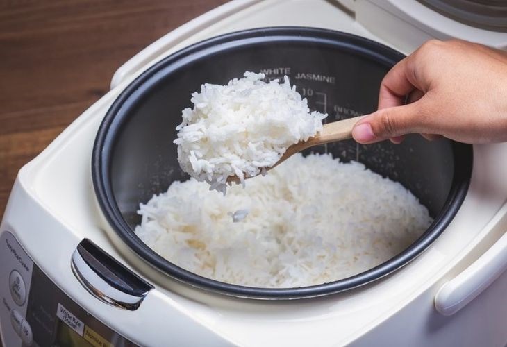 Bạn nên chuyển cơm trong nồi sang nồi nấu khác nhẹ nhàng để không làm hỏng cơm