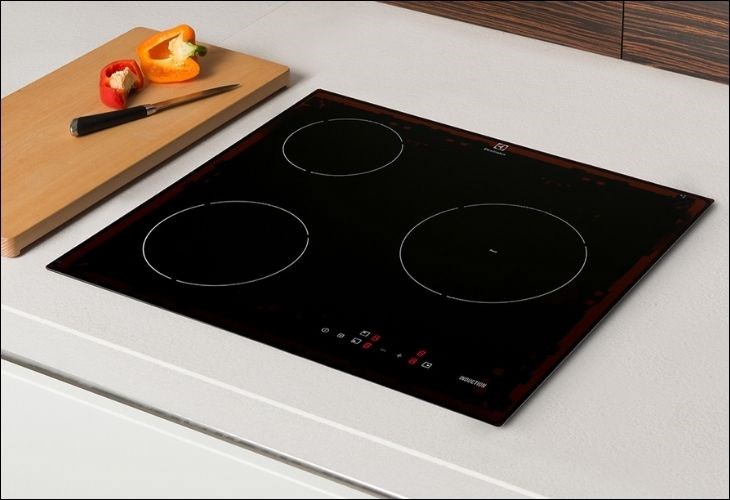  Bếp từ 3 vùng nấu lắp âm Electrolux E6203IOK có 3 vùng nấu hoạt động với tổng công suất 5800W mạnh mẽ