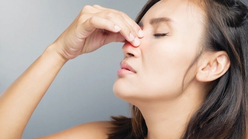 Ngứa mũi gây cảm giác nhột ở mũi trong vài giây và dẫn đến hắt hơi