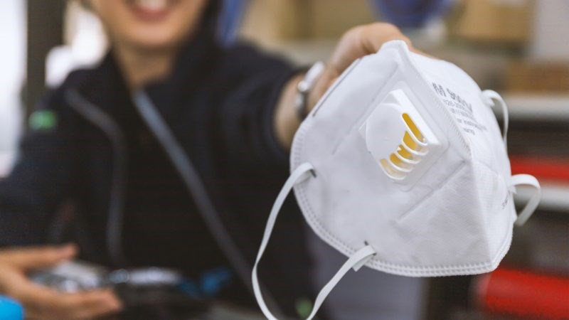 Đeo khẩu trang N95 giúp phòng tránh ngứa mũi