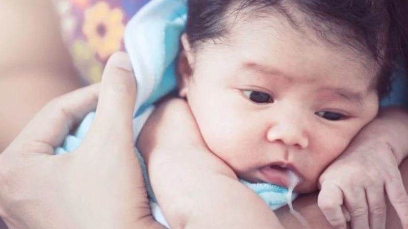 Nôn trớ là hiện tượng một lượng sữa, thức ăn bị trào ra khỏi miệng trẻ sau bữa ăn Nôn trớ là hiện tượng một lượng sữa, thức ăn bị trào ra khỏi miệng trẻ sau bữa ăn