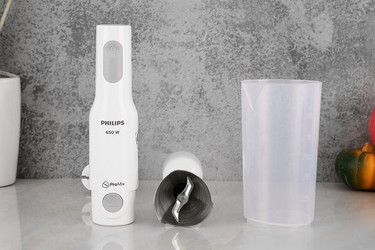 Máy xay sinh tố cầm tay Philips HR2534 sở hữu cấu tạo đầu xay và thân máy có thể tháo rời nhanh bằng 1 nút, cho bạn tiện tháo lắp, vệ sinh