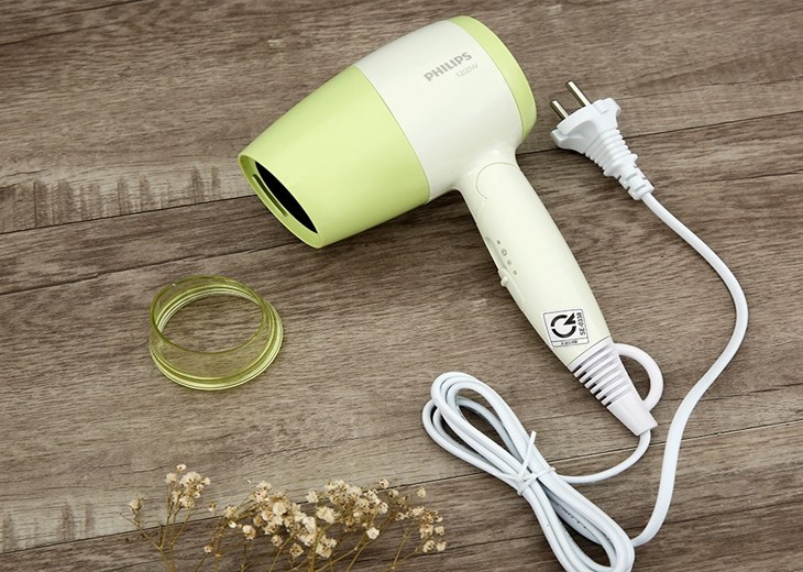 Máy sấy tóc 1200W Philips BHC015 được trang bị tính năng tự ngắt khi quá nhiệt giúp đảm bảo an toàn cho người sử dụng và gia tăng độ bền của sản phẩm