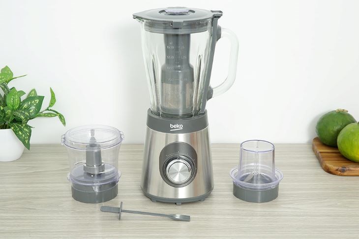 Máy xay sinh tố Beko TBN 30848 X thiết kế hiện đại, có 3 cối xay đáp ứng nhu cầu xay sinh tố, xay thịt, xay gia vị nhanh chóng và dễ sử dụng với điều khiển nút xoay.