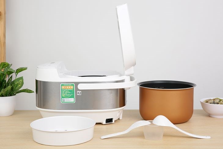 Nồi cơm điện tử Beko 1.8 Lít RCM 50823W có công suất 860W kết hợp công nghệ nấu 2D giúp nấu chín cơm đều, ngon, nhanh chóng, tiết kiệm điện năng.