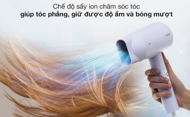 Máy sấy tóc 1800W Flyco FH6277VN được trang bị công nghệ ion, giúp tóc giữ được độ ẩm và sự suôn mượt sau khi dùng