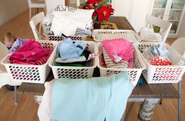 Không phân loại quần áo trước khi giặt sẽ khiến quần áo dễ bị dính màu vào nhau